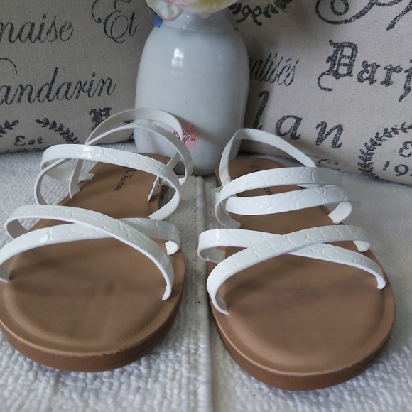 CL by Laundry white strappy sandals white flats Chinese Laundry y2k - Picture 9 of 13